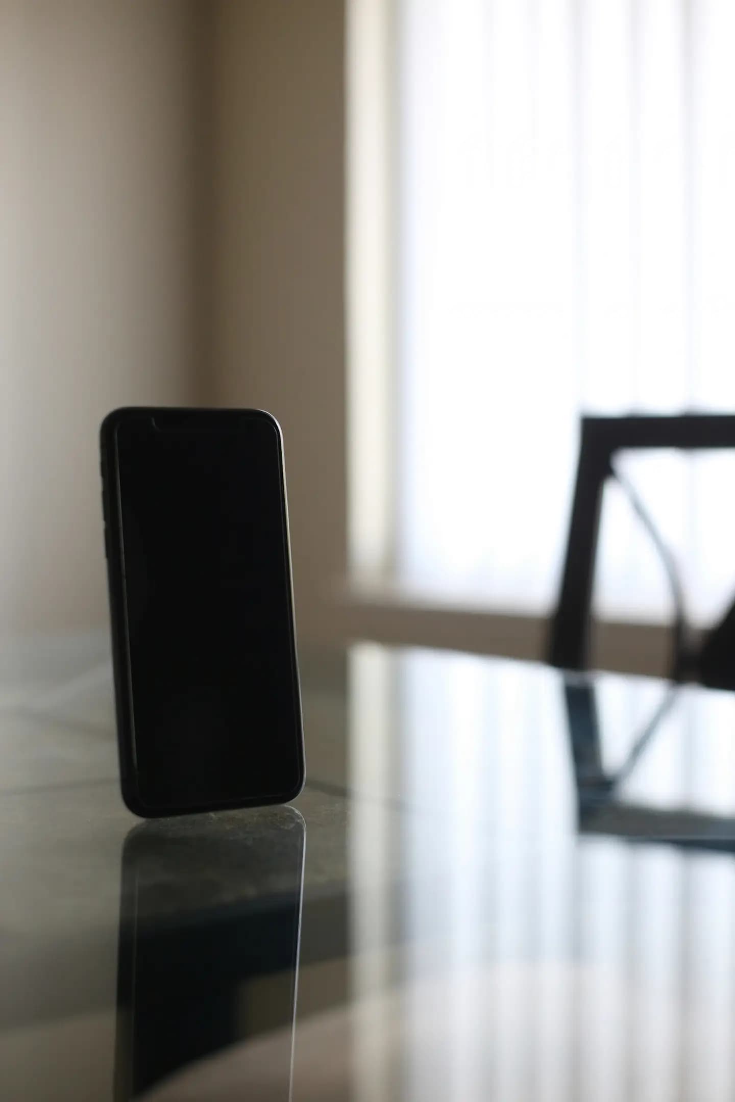 Celular em pé sobre uma mesa